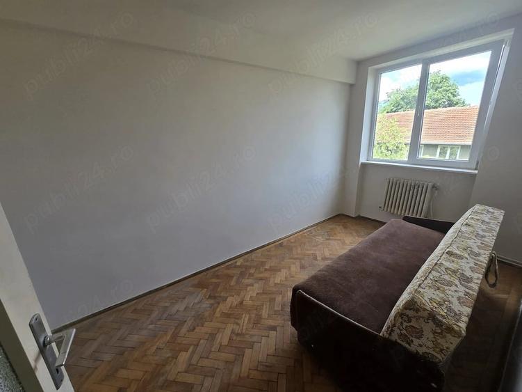 Apartament cu 4 camere semidecomandat în Moroasa 1
