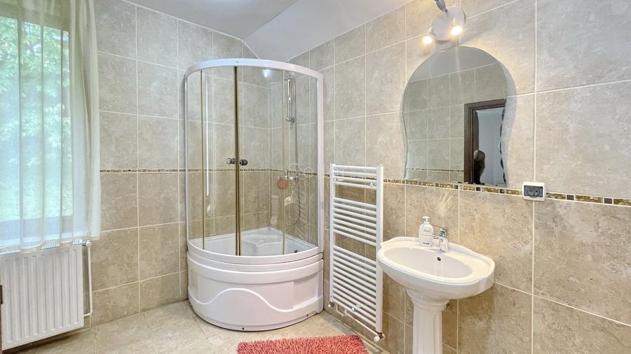 Casă individuală cu 6 camere cu Canalizare în Dâmbul Morii