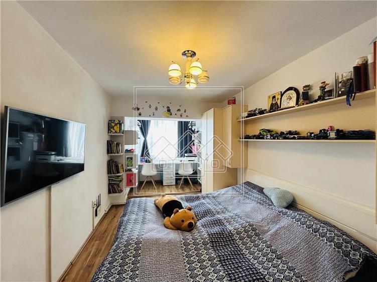 Apartament cu 3 camere semidecomandat în Turnișor