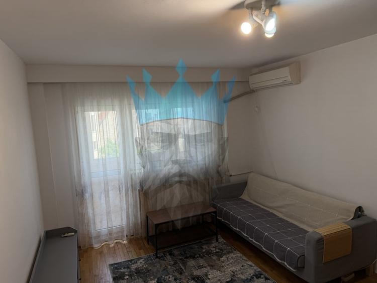 Apartament cu 3 camere semidecomandat, mobilat în P-ța Romană
