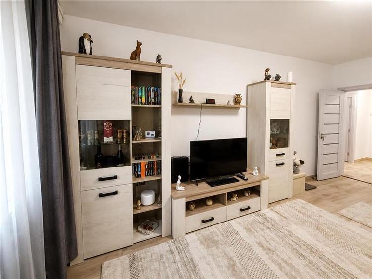 Apartament cu 3 camere decomandat, mobilat în Răcădău