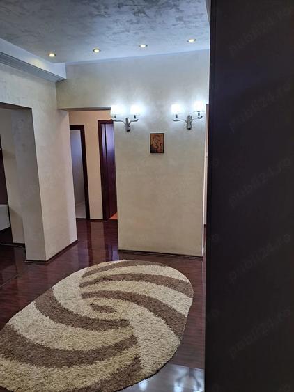 Apartament cu 4 camere decomandat în Cetate