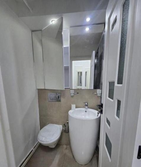 Apartament cu 3 camere semidecomandat, mobilat în Sat Vacanță