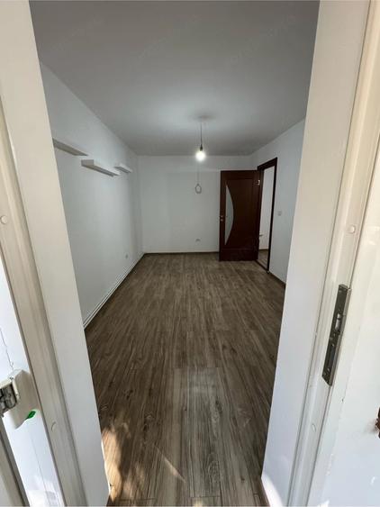 Apartament cu 3 camere decomandat în Girocului