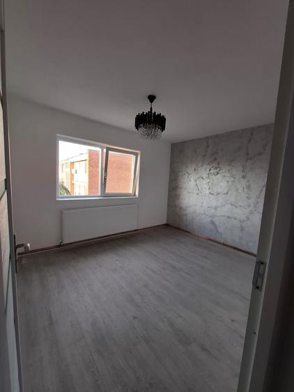 Apartament cu 3 camere decomandat în Rovine