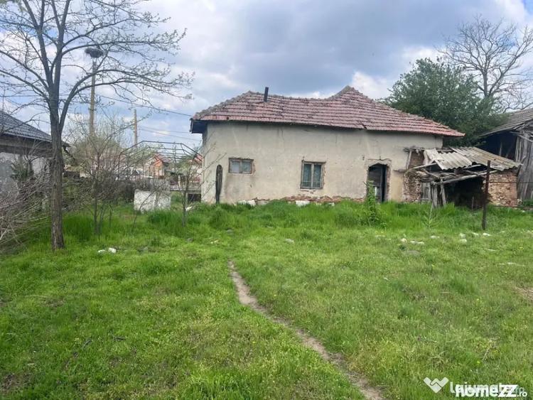 Casă cu 3 camere cu Teren 2504 Mp în Central
