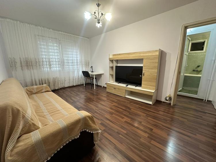 Apartament cu 3 camere semidecomandat în Gorjului