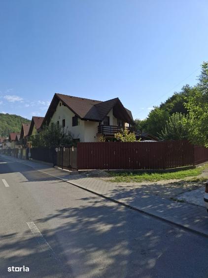 Casă cu 5 camere cu Teren 750 Mp în Dâmbul Morii