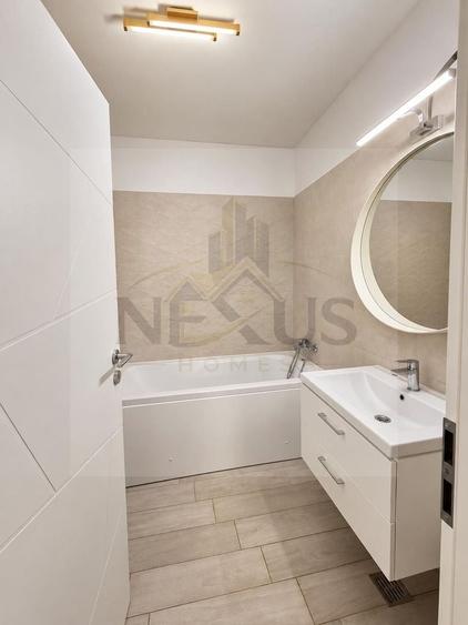 Apartament cu 3 camere semidecomandat, mobilat în Sud