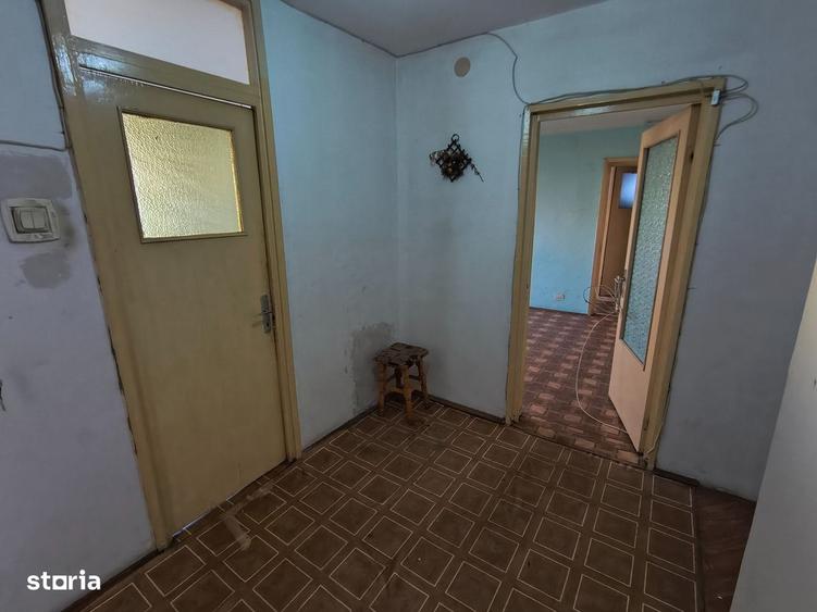 Apartament cu 3 camere semidecomandat în Berceni