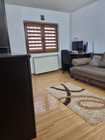 Apartament cu 4 camere decomandat, mobilat în Nicolina