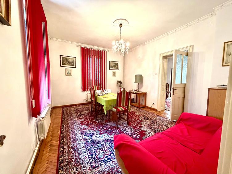 Casă cu 9 camere cu Garaj în P-ța Unirii