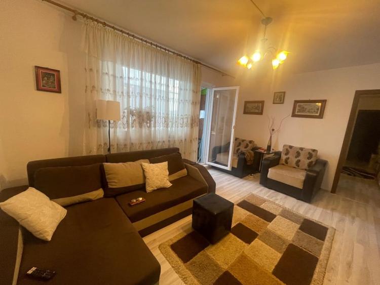 Apartament cu 3 camere semidecomandat, mobilat în Valea Rosie