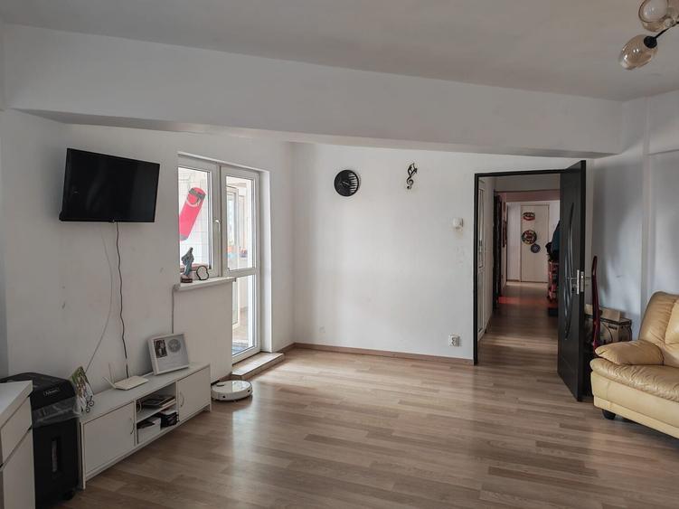 Apartament cu 3 camere decomandat în Universitate