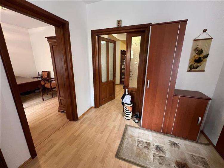 Casă individuală cu 8 camere cu Canalizare în Ultracentral