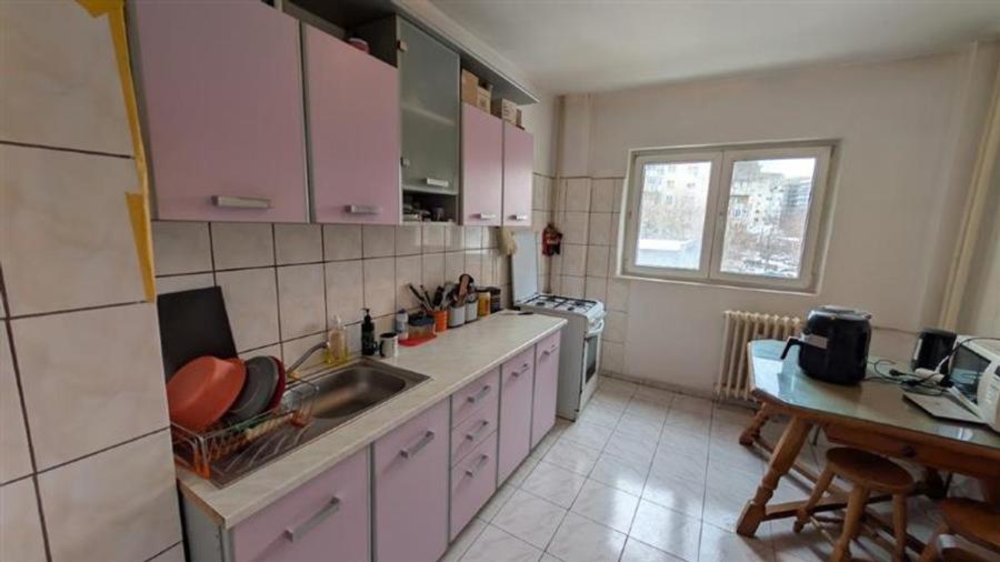 Apartament cu 4 camere semidecomandat în Brâncoveanu