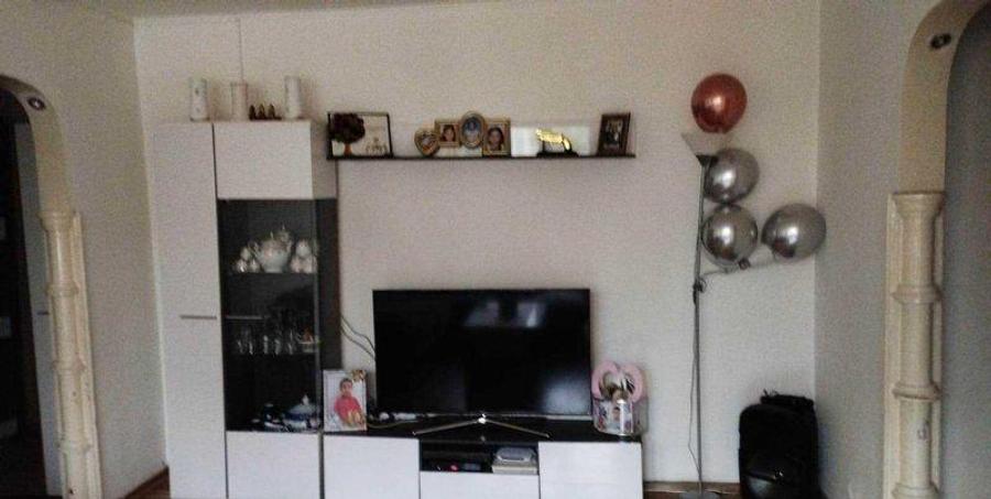 Apartament cu 3 camere semidecomandat, mobilat în Podu Roș