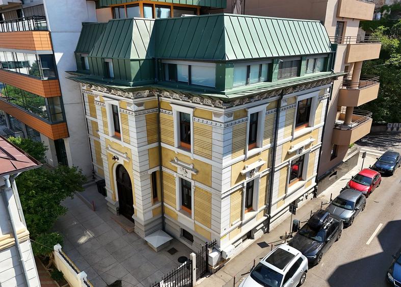 Birou, de 1,993 mp, în Universitate