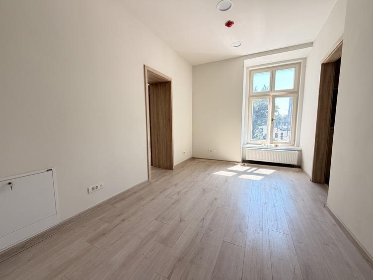 Birou, de 37 mp, în P-ța Unirii