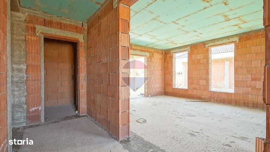 Casă cu 4 camere în Cristian