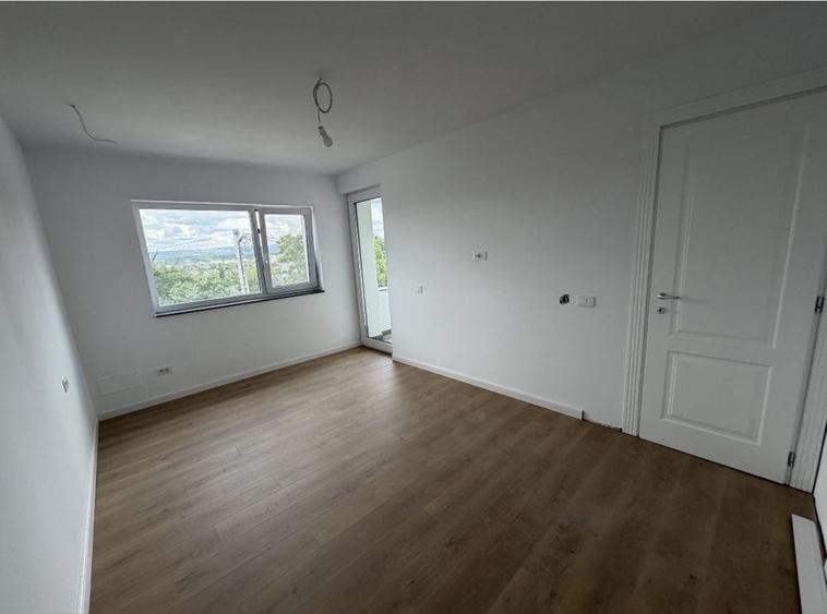 Casă cu 4 camere în Valea Adâncă