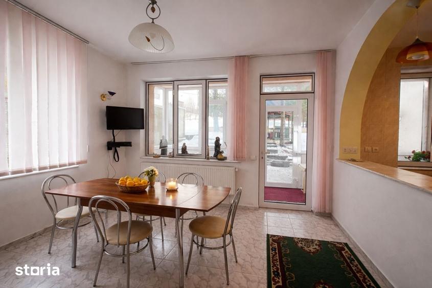 Casă cu 8 camere cu Teren 950 Mp în Piața