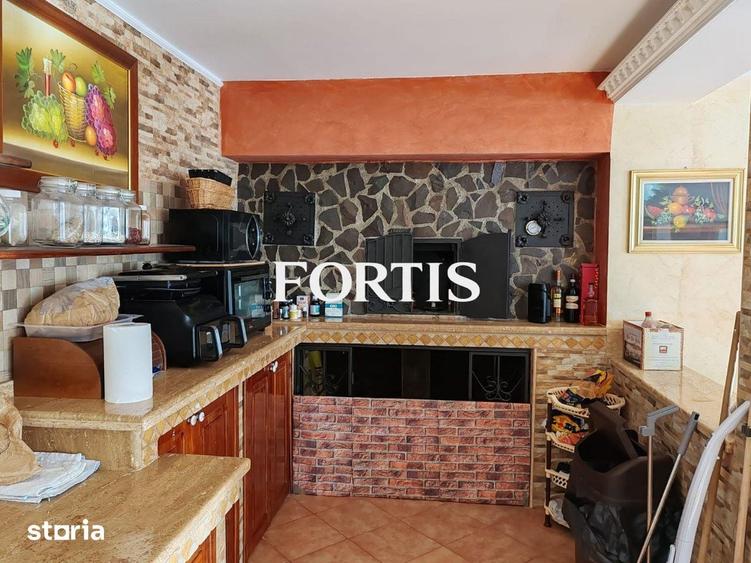 Casă cu 8 camere cu Teren 1600 Mp în Mândra