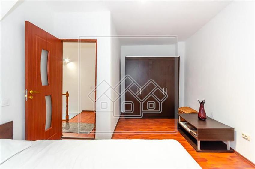 Apartament cu 3 camere decomandat în Broscărie