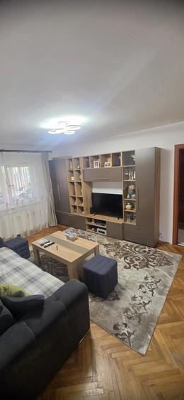 Apartament cu 3 camere semidecomandat în Florilor