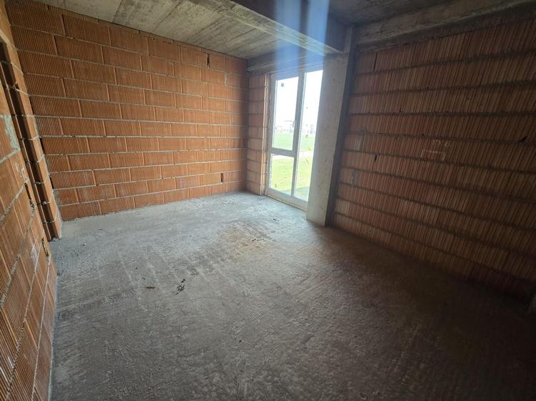 Apartament cu 2 camere semidecomandat în Moșnița Nouă