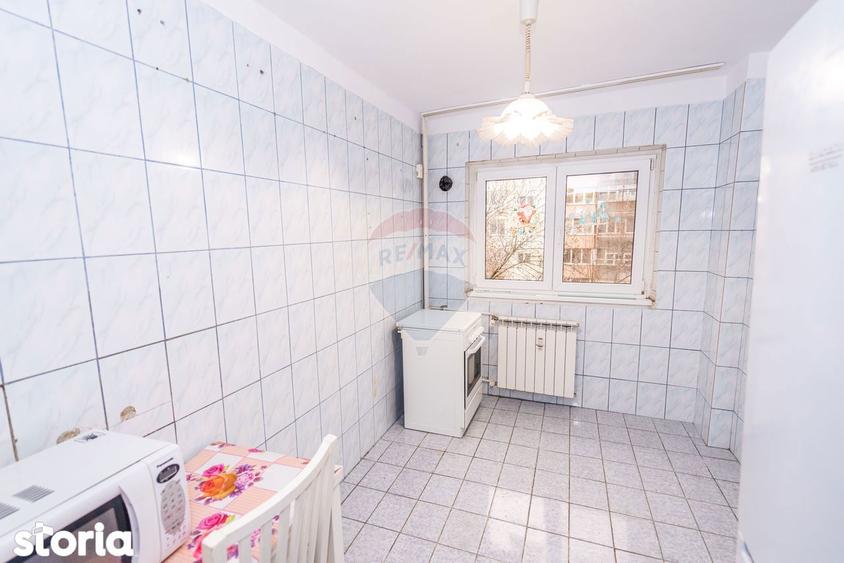 Apartament cu 3 camere decomandat, mobilat în Tei