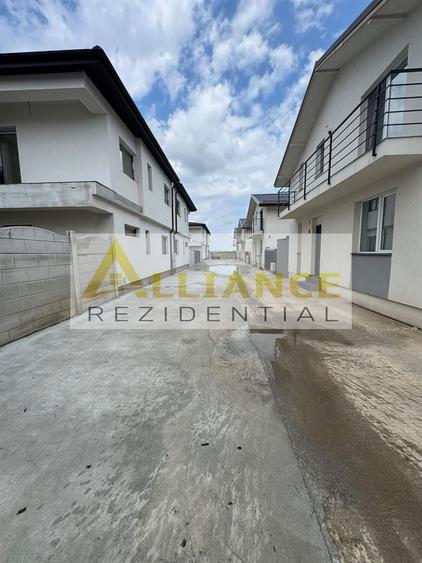 Duplex cu 4 camere decomandat cu Canalizare în Central