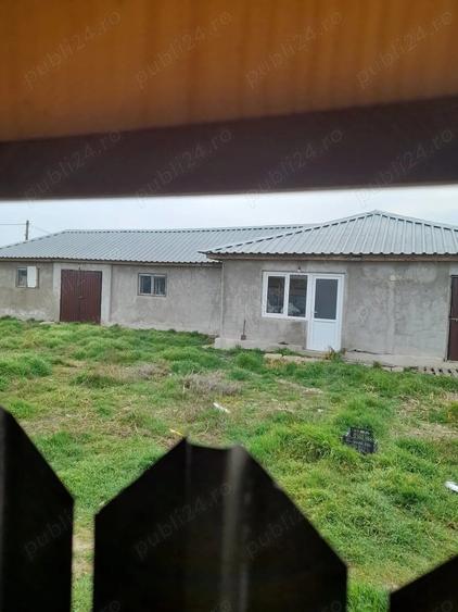 Casă cu 8 camere cu Teren 180000 Mp în Pietroiu