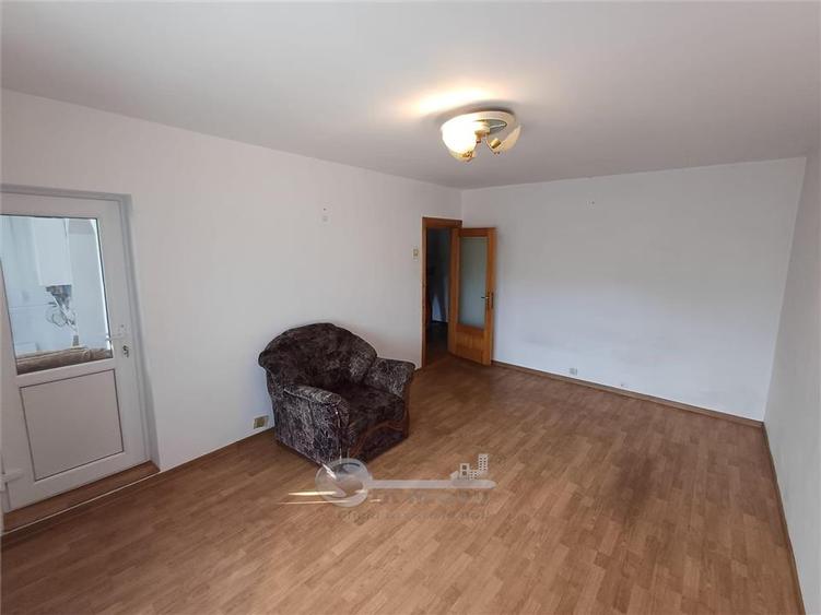 Apartament cu 3 camere decomandat în Nicolina