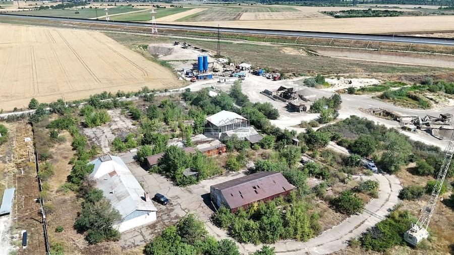Teren de 15693 mp, în Sud