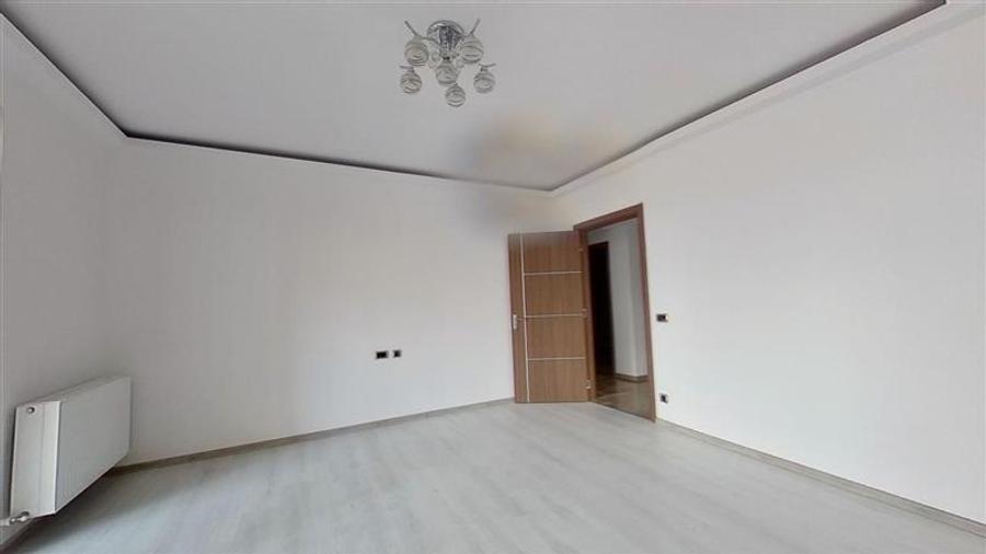 Apartament cu 3 camere decomandat, mobilat în Tractorul