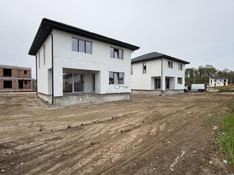 Casă individuală cu 4 camere cu Teren 500 Mp în Joița