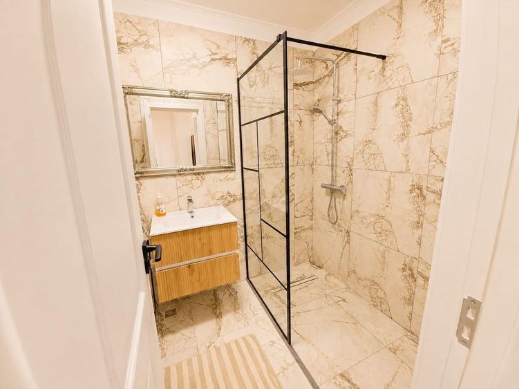 Apartament cu 2 camere semidecomandat, mobilat în Florești