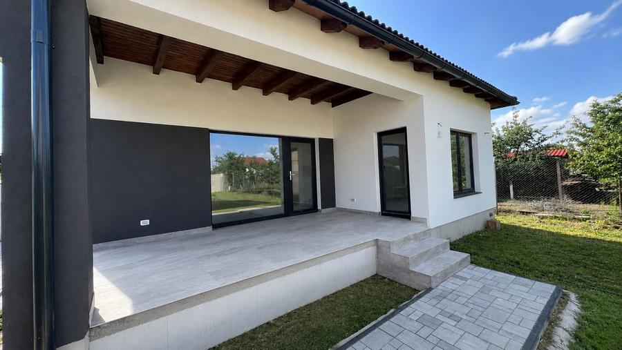Casă individuală cu 3 camere cu Canalizare în Utvin