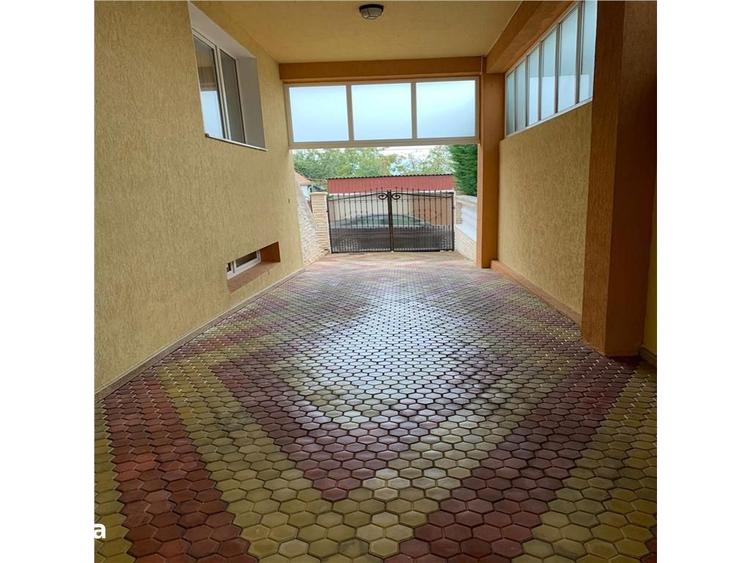 Casă cu 9 camere cu Teren 600 Mp în Gruia