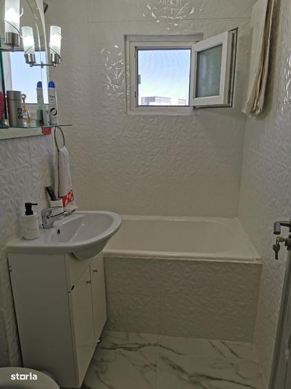 Apartament cu 3 camere semidecomandat în Craiovița Nouă