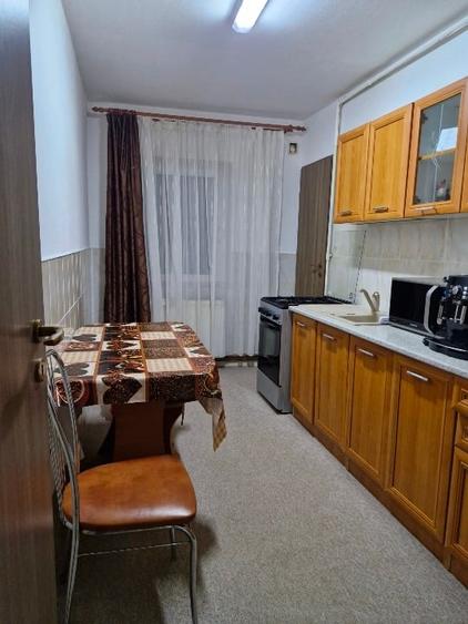 Apartament cu 3 camere decomandat, mobilat în Central
