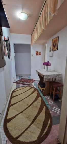 Apartament cu 3 camere semidecomandat în Km 4-5