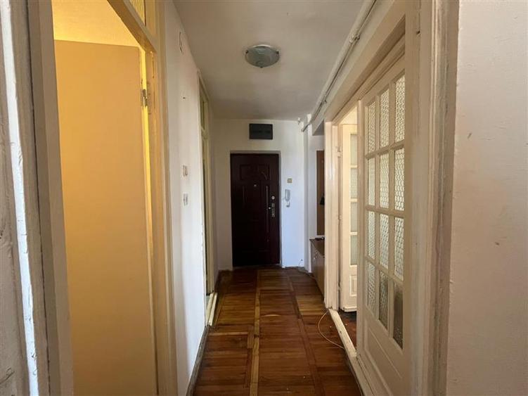 Apartament cu 3 camere semidecomandat, mobilat în Central