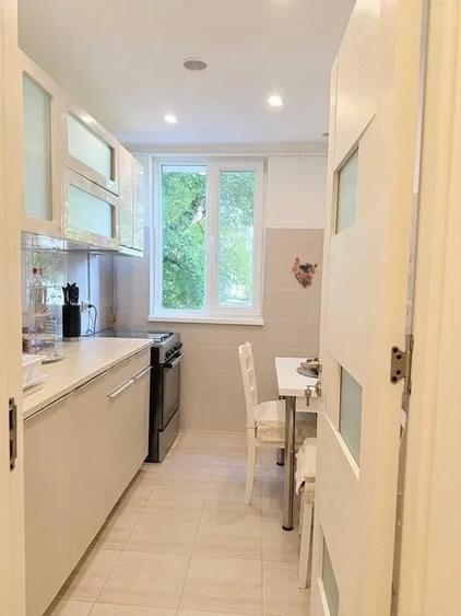 Apartament cu 3 camere semidecomandat în Gara de Nord