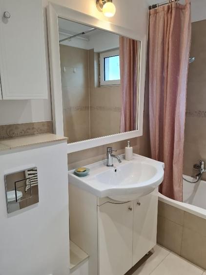 Apartament cu 2 camere semidecomandat în Podul de Piatră