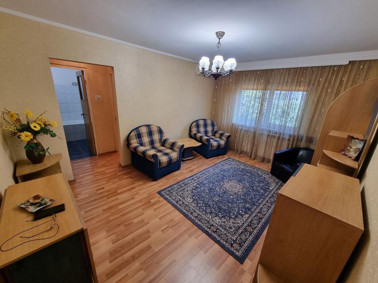 Apartament cu 3 camere semidecomandat, mobilat în Far