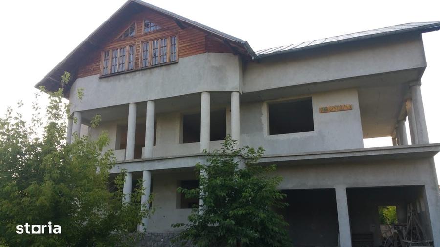 Casă cu 10 camere cu Teren 1974 Mp în Central