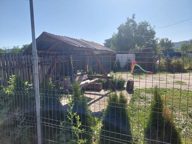 Casă cu 4 camere în Schitu Golești