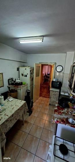 Apartament cu 3 camere decomandat în Eremia